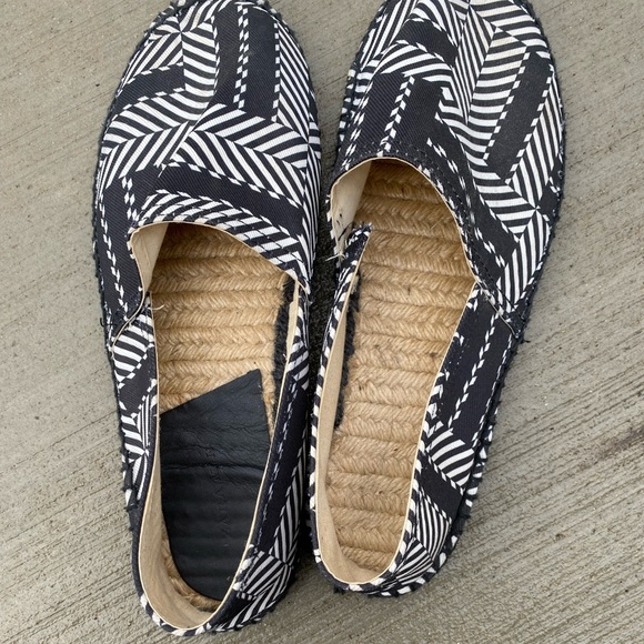 Zara Men’s Slip Ons (Black/White) - Picture 4 of 6